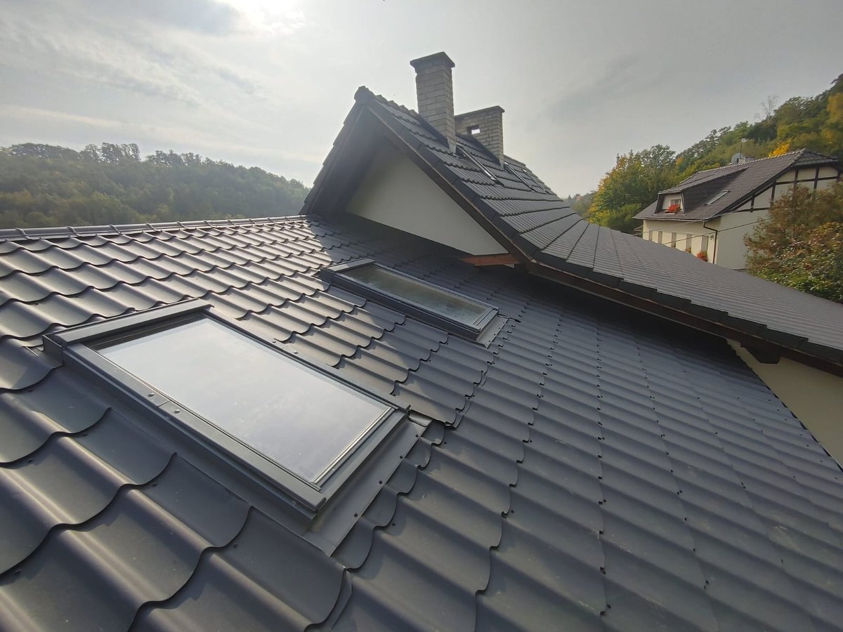 Střešní detail s oknem a tmavou krytinou